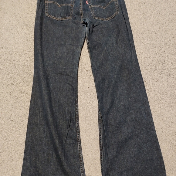 Women Levis jeans - Picture 2 of 4